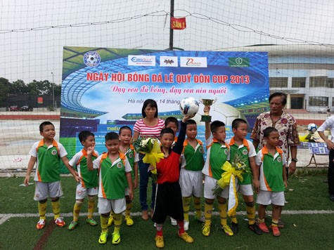 Đội tuyển U7 Trường tiểu học Ngôi Sao Hà Nội vô địch Lê Quý Đôn Cup 2013.